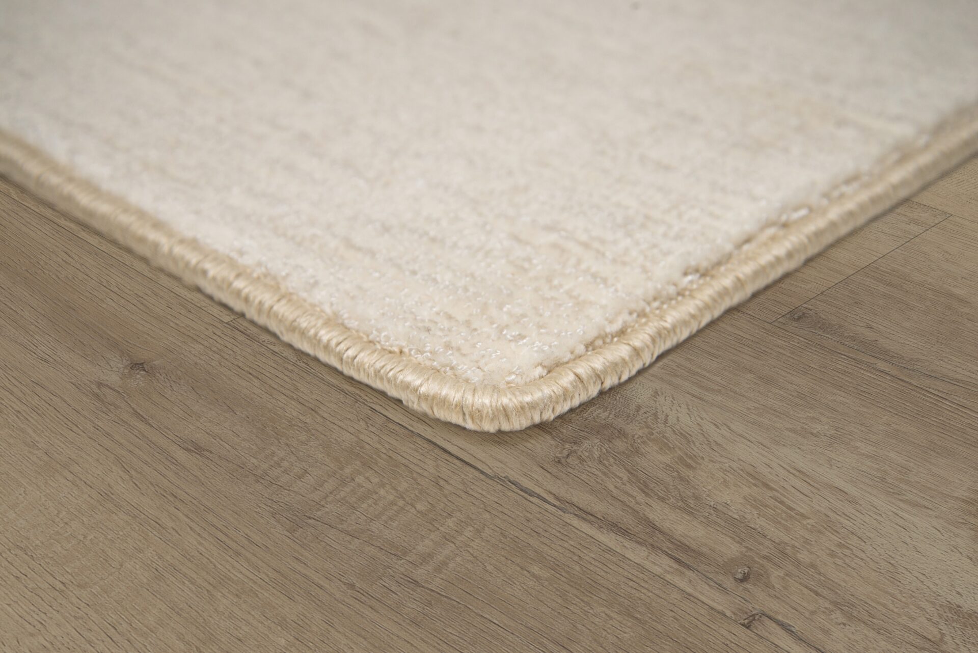 Rug edge finished with synthetic machine serging